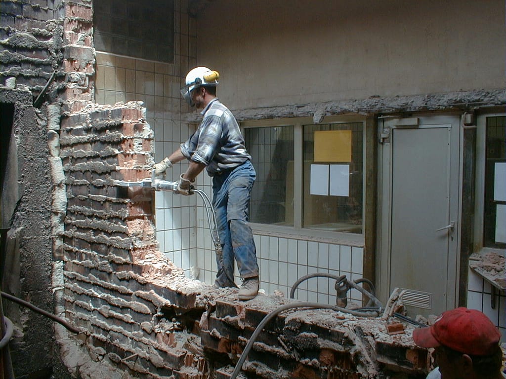 Процесс демонтажа стен